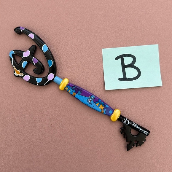 Disney 30th Year Store Anniversary Mystery Key - Genie From Aladdin - Picture 1 of 2